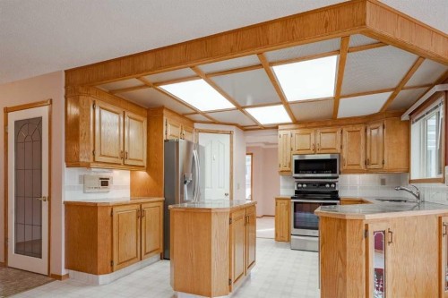 301 Riverview Green, Cochrane, AB - Indoor Photo Showing Kitchen
