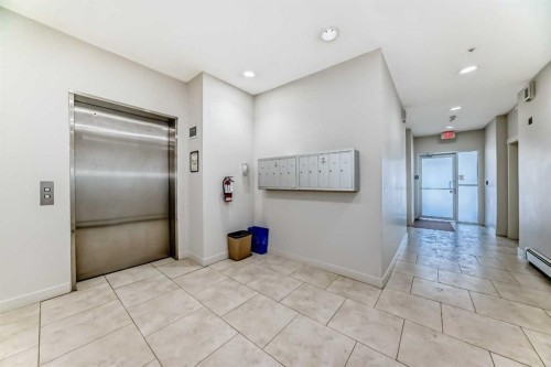 103-4704 Stanley Road Sw, Calgary, AB - Indoor Photo Showing Other Room