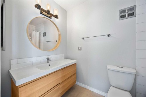 27A-333 Braxton Place Sw, Calgary, AB - Indoor Photo Showing Bathroom
