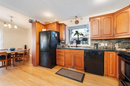 1043 32 Avenue Nw, Calgary, AB - Indoor Photo Showing Kitchen