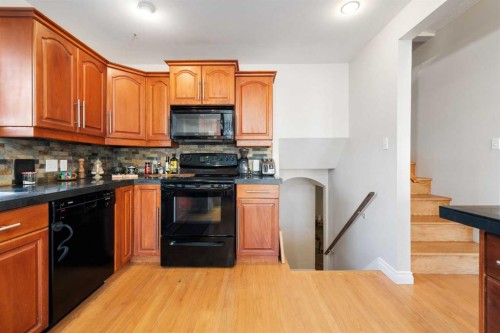 1043 32 Avenue Nw, Calgary, AB - Indoor Photo Showing Kitchen