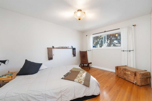 1043 32 Avenue Nw, Calgary, AB - Indoor Photo Showing Bedroom