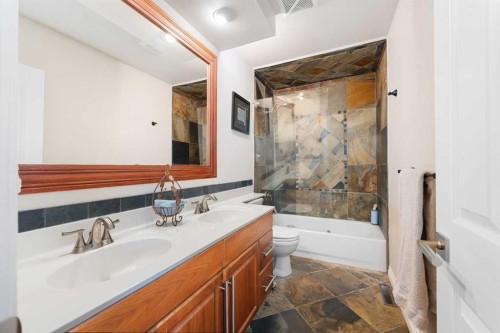 1043 32 Avenue Nw, Calgary, AB - Indoor Photo Showing Bathroom