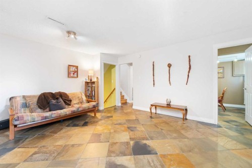 1043 32 Avenue Nw, Calgary, AB - Indoor Photo Showing Living Room