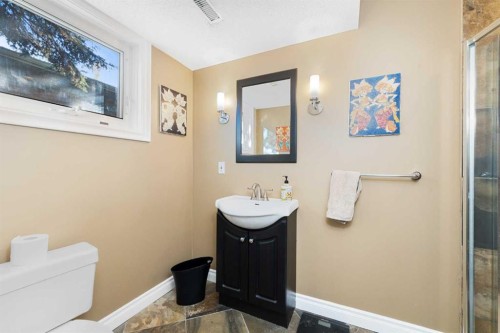 1043 32 Avenue Nw, Calgary, AB - Indoor Photo Showing Bathroom