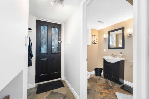 1043 32 Avenue Nw, Calgary, AB - Indoor Photo Showing Other Room