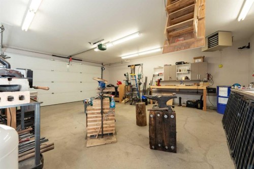 1043 32 Avenue Nw, Calgary, AB - Indoor Photo Showing Garage
