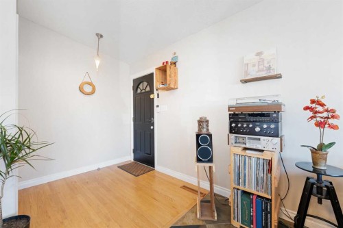 1043 32 Avenue Nw, Calgary, AB - Indoor Photo Showing Other Room