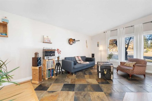 1043 32 Avenue Nw, Calgary, AB - Indoor Photo Showing Living Room