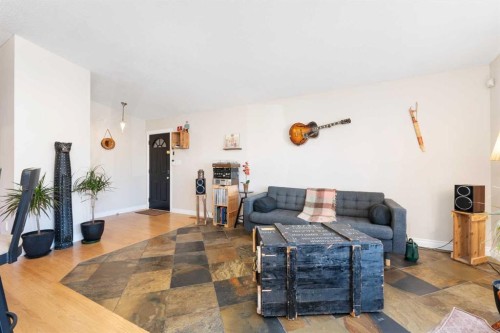 1043 32 Avenue Nw, Calgary, AB - Indoor Photo Showing Living Room