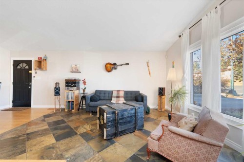 1043 32 Avenue Nw, Calgary, AB - Indoor Photo Showing Living Room