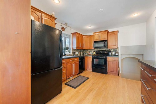 1043 32 Avenue Nw, Calgary, AB - Indoor Photo Showing Kitchen