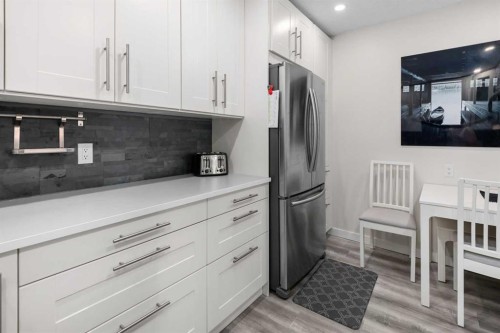 3201-4001C 49 Street Nw, Calgary, AB - Indoor Photo Showing Kitchen
