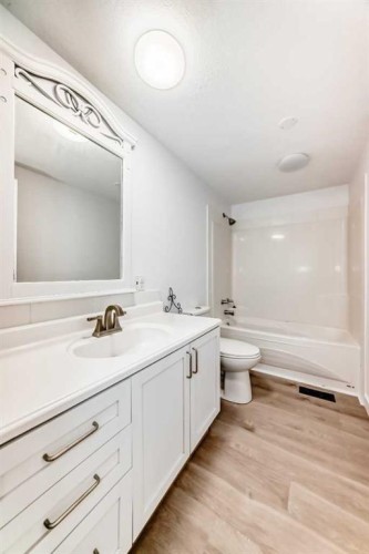 817 Bayview Road, Strathmore, AB - Indoor Photo Showing Bathroom