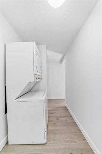 817 Bayview Road, Strathmore, AB - Indoor Photo Showing Laundry Room