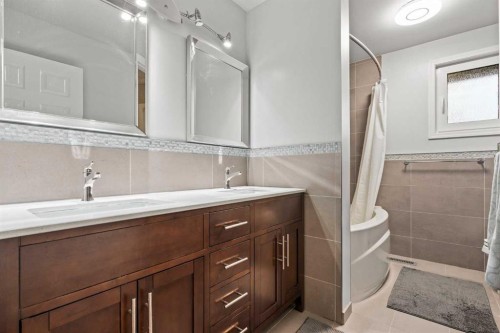 124 Canterbury Drive Sw, Calgary, AB - Indoor Photo Showing Bathroom