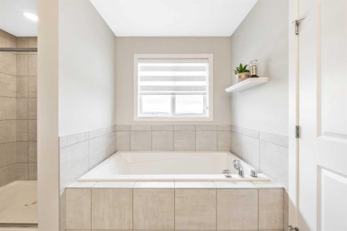 240 Lucas Crescent Nw, Calgary, AB - Indoor Photo Showing Bathroom