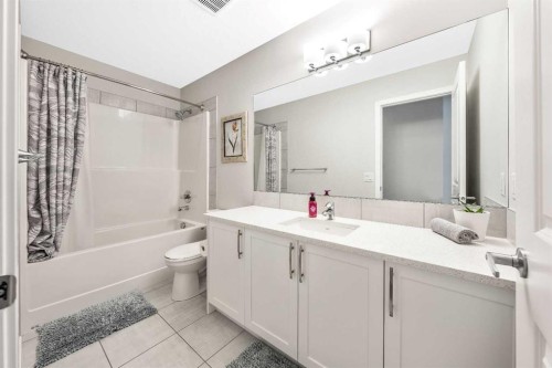 240 Lucas Crescent Nw, Calgary, AB - Indoor Photo Showing Bathroom