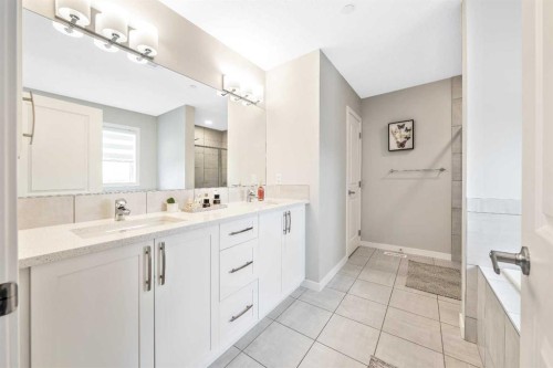 240 Lucas Crescent Nw, Calgary, AB - Indoor Photo Showing Bathroom