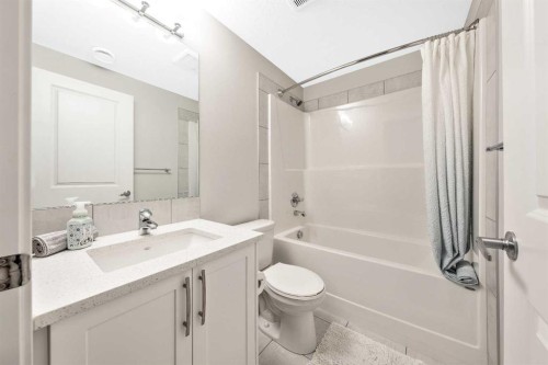 240 Lucas Crescent Nw, Calgary, AB - Indoor Photo Showing Bathroom