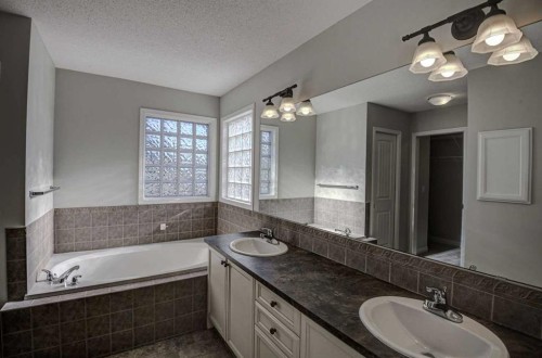 40 Prestwick Manor Se, Calgary, AB - Indoor Photo Showing Bathroom
