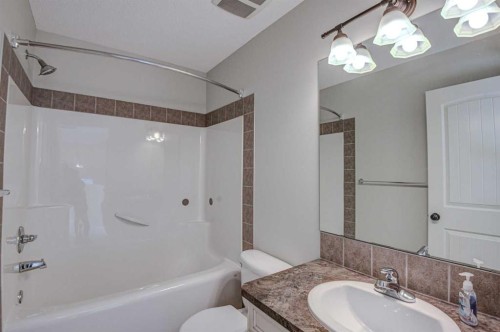40 Prestwick Manor Se, Calgary, AB - Indoor Photo Showing Bathroom