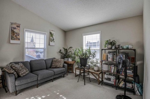 40 Prestwick Manor Se, Calgary, AB - Indoor Photo Showing Living Room