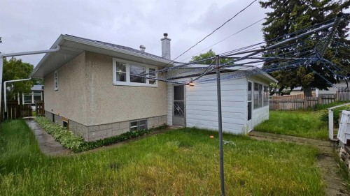 91 Holly Street Nw, Calgary, AB - Outdoor With Exterior
