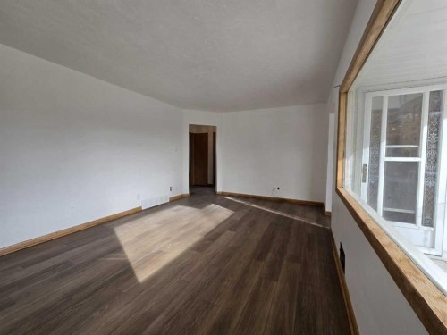 91 Holly Street Nw, Calgary, AB - Indoor Photo Showing Other Room