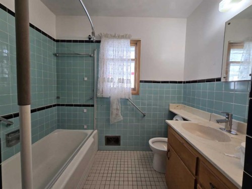 91 Holly Street Nw, Calgary, AB - Indoor Photo Showing Bathroom