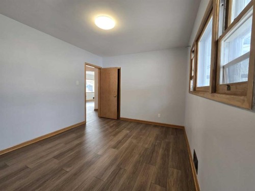 91 Holly Street Nw, Calgary, AB - Indoor Photo Showing Other Room