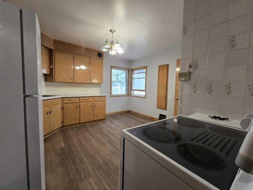 91 Holly Street Nw, Calgary, AB - Indoor Photo Showing Kitchen