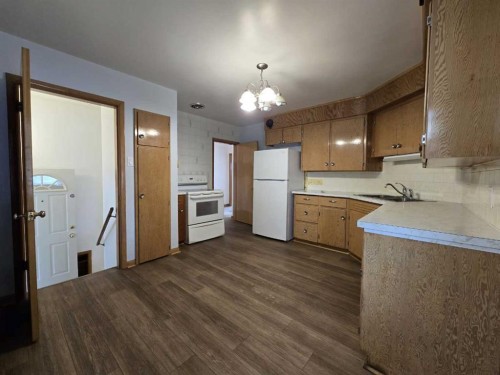 91 Holly Street Nw, Calgary, AB - Indoor Photo Showing Kitchen With Double Sink