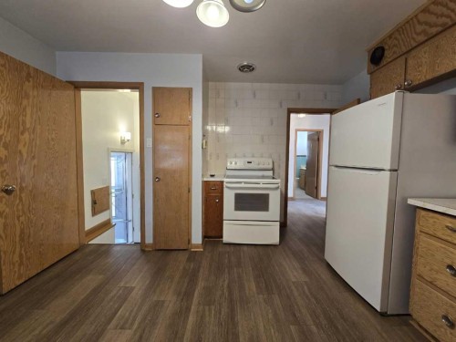 91 Holly Street Nw, Calgary, AB - Indoor Photo Showing Kitchen