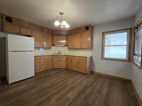 91 Holly Street Nw, Calgary, AB - Indoor Photo Showing Kitchen With Double Sink