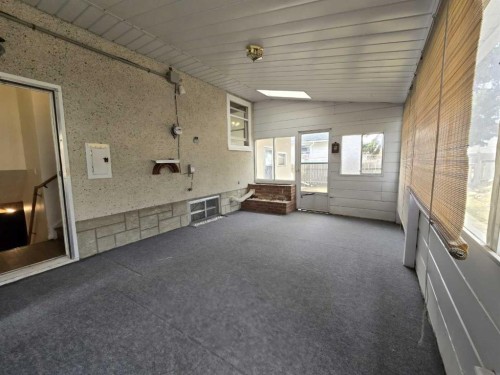 91 Holly Street Nw, Calgary, AB -  Photo Showing Garage