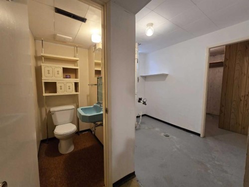 91 Holly Street Nw, Calgary, AB - Indoor Photo Showing Bathroom