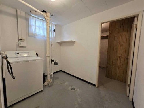 91 Holly Street Nw, Calgary, AB - Indoor Photo Showing Laundry Room