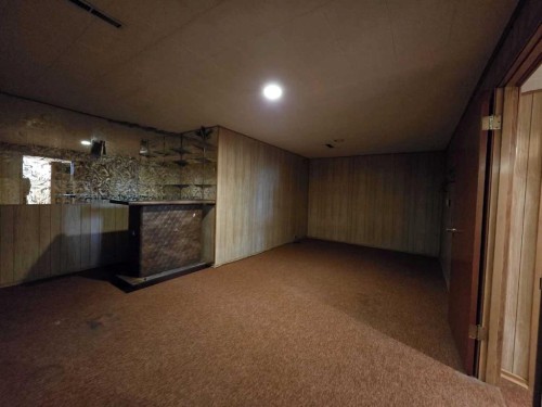 91 Holly Street Nw, Calgary, AB - Indoor Photo Showing Other Room