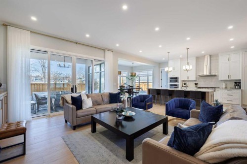 319 42 Street Sw, Calgary, AB - Indoor Photo Showing Living Room