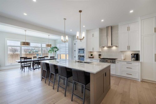 319 42 Street Sw, Calgary, AB - Indoor Photo Showing Kitchen With Upgraded Kitchen