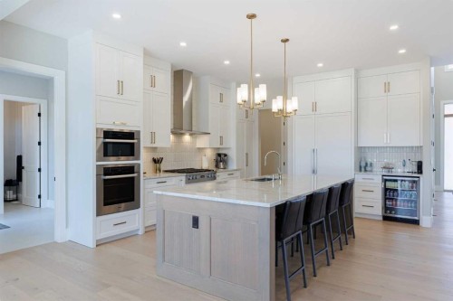 319 42 Street Sw, Calgary, AB - Indoor Photo Showing Kitchen With Upgraded Kitchen