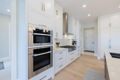 319 42 Street Sw, Calgary, AB - Indoor Photo Showing Kitchen With Upgraded Kitchen