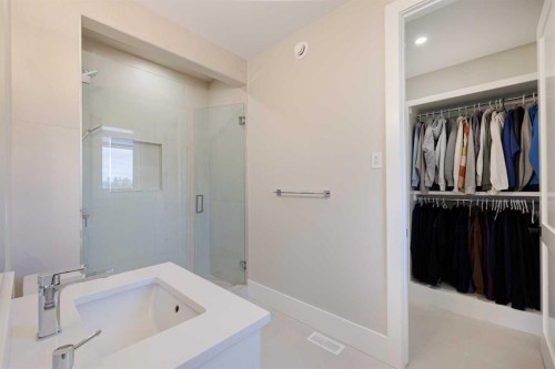 319 42 Street Sw, Calgary, AB - Indoor Photo Showing Bathroom