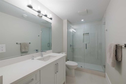 319 42 Street Sw, Calgary, AB - Indoor Photo Showing Bathroom