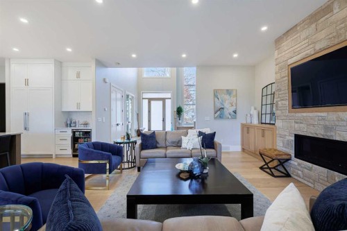 319 42 Street Sw, Calgary, AB - Indoor Photo Showing Living Room With Fireplace