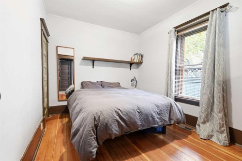 216 9 Street Ne, Calgary, AB - Indoor Photo Showing Bedroom