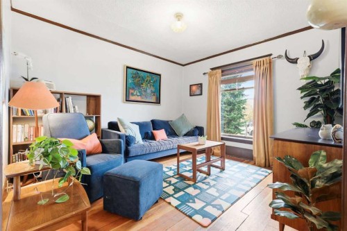 216 9 Street Ne, Calgary, AB - Indoor Photo Showing Living Room
