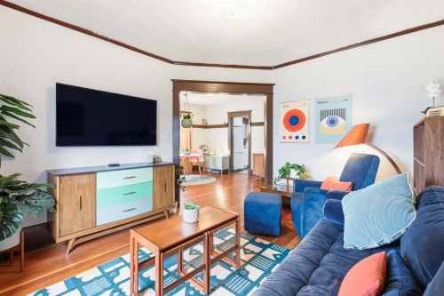 216 9 Street Ne, Calgary, AB - Indoor Photo Showing Living Room
