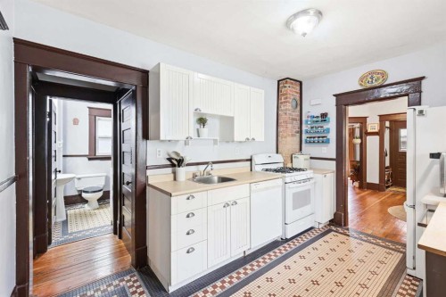 216 9 Street Ne, Calgary, AB - Indoor Photo Showing Kitchen
